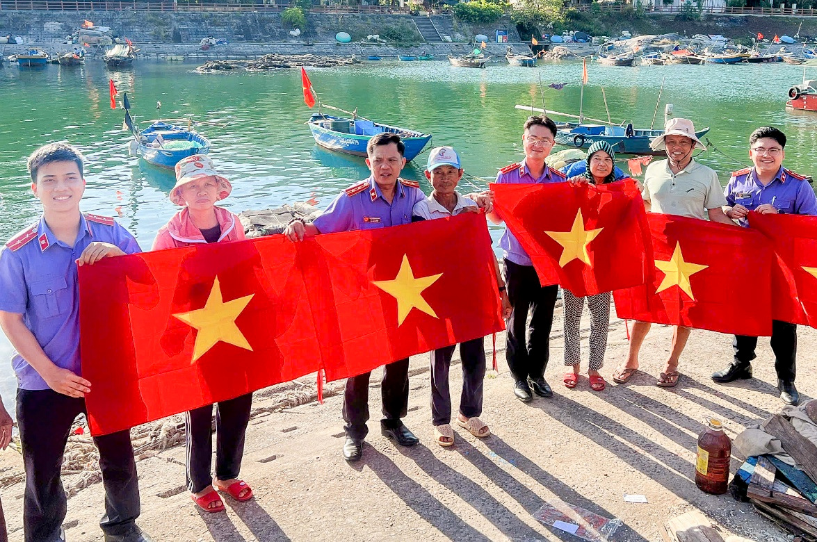 Chi đoàn VKSND khu vực 10 trao quà cho học sinh khó khăn và tặng cờ Tổ quốc cho ngư dân