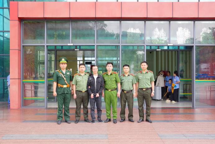 Phát hiện, phối hợp bắt, bàn giao một đối tượng bị truy nã