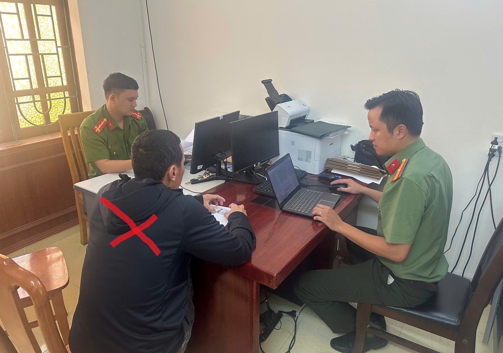 Ghép ảnh mặc quân phục Công an đăng mạng xã hội, một người bị phạt 7,5 triệu đồng