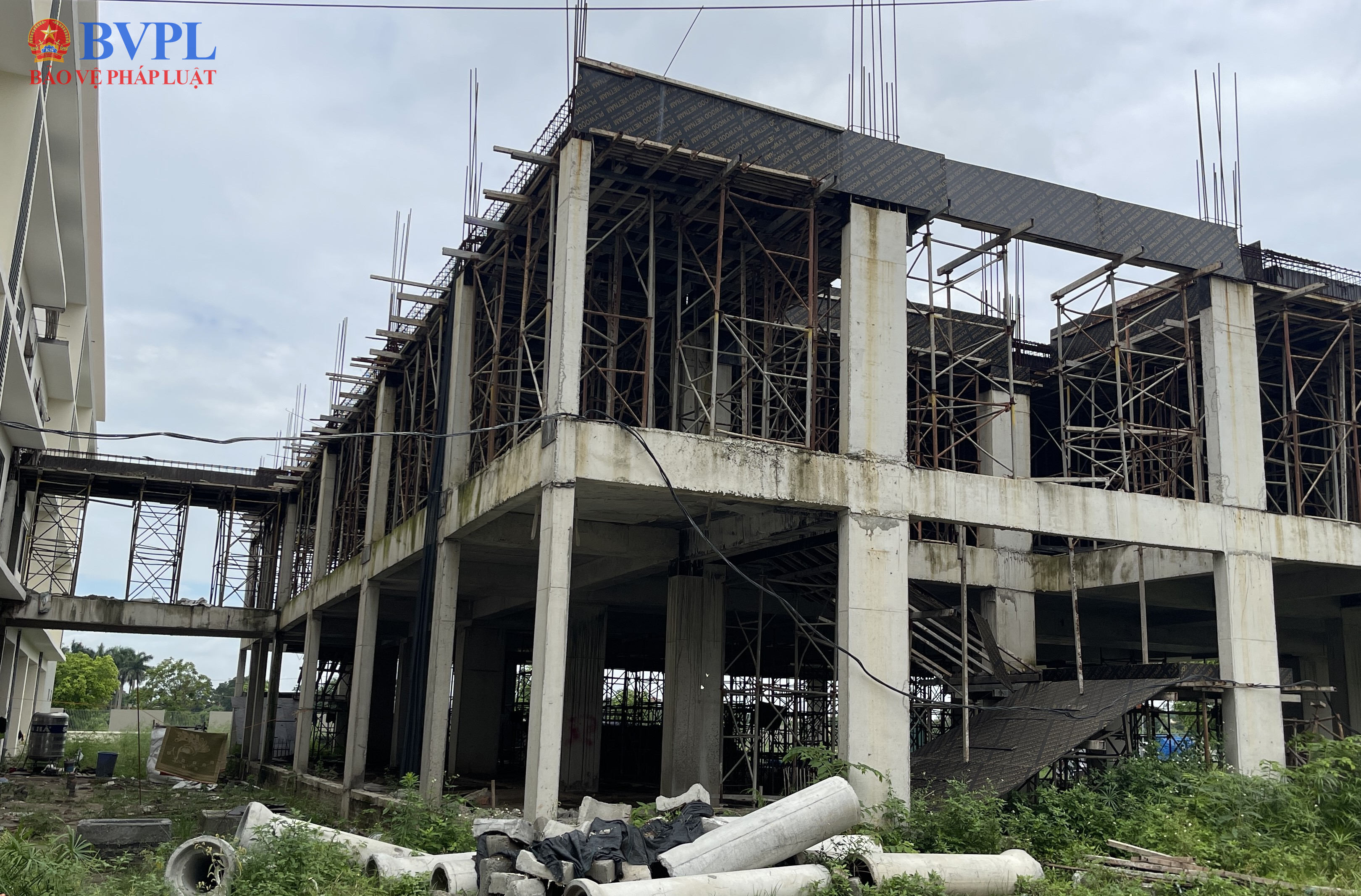 Nghịch lý 7 nhà thầu gánh một dự án xây trường học vẫn lỡ hẹn