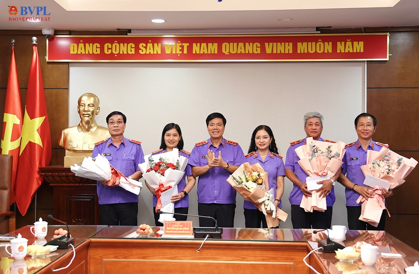 Lãnh đạo VKSND tối cao gặp mặt công chức chuẩn bị nghỉ hưu