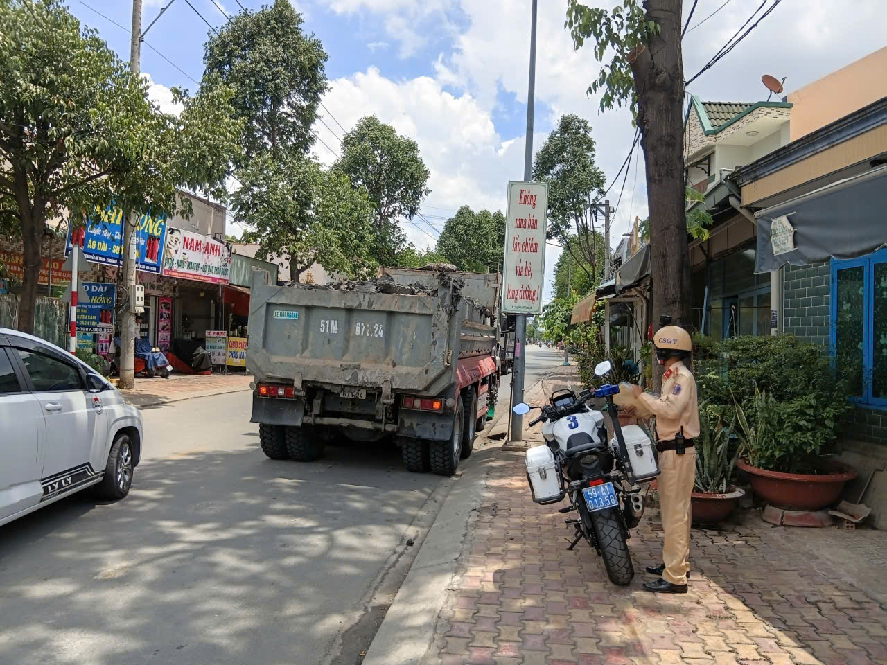 Nhiều xe ben làm rơi vãi đất, bùn từ công trình trên đường Nguyễn Chí Thanh bị CSGT Bình Triệu kiểm tra, xử phạt