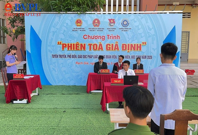 VKSND Khu vực 1 tỉnh An Giang tổ chức phiên tòa giả định và tặng quà học sinh khó khăn