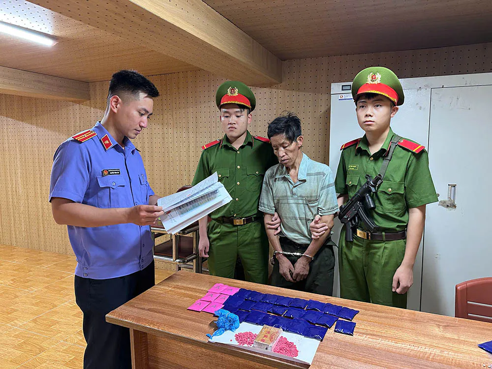 Kiểm sát bóc mở niêm phong, cân tịnh vật chứng, trích mẫu gửi giám định chất ma túy