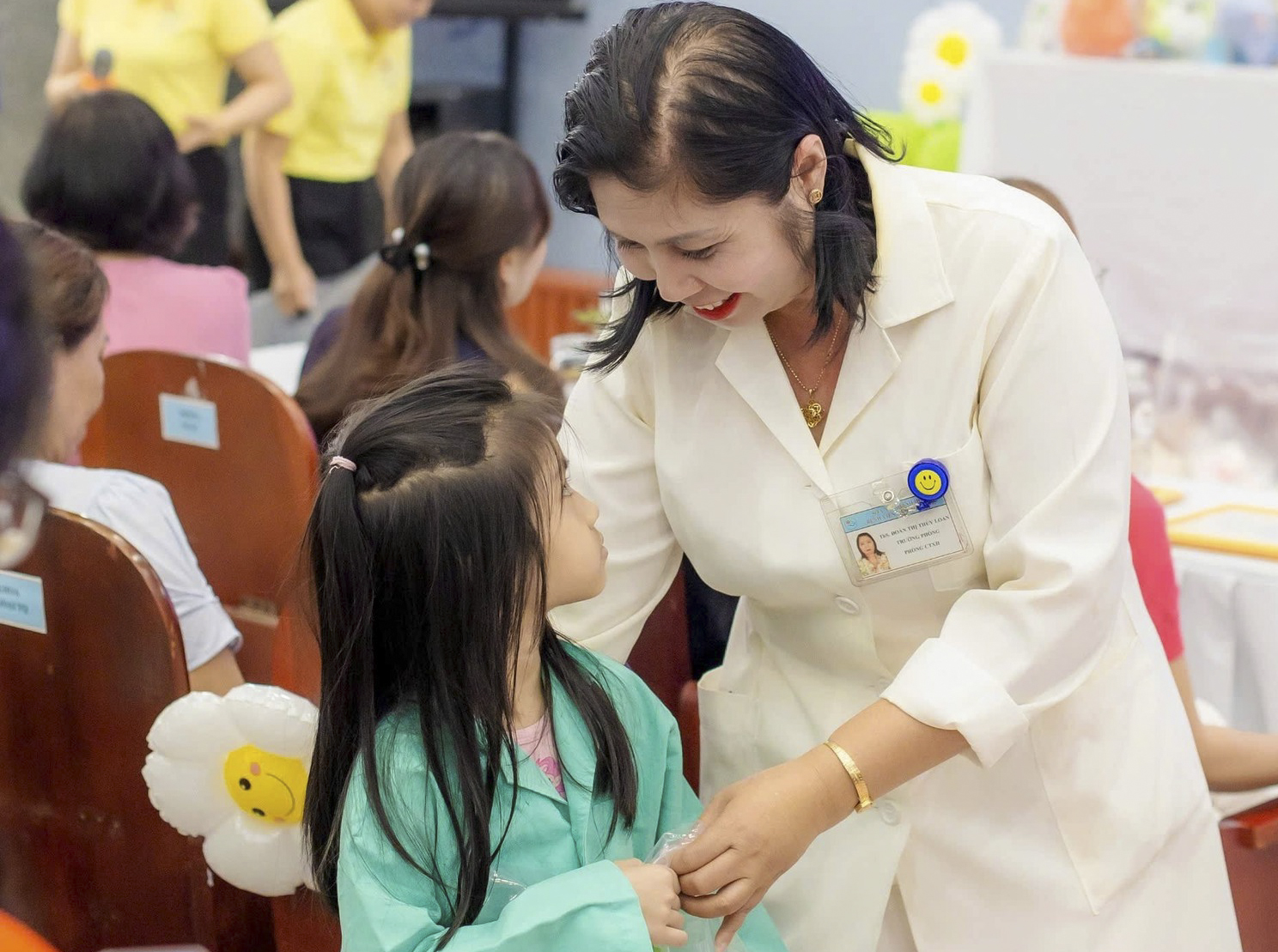 Trao yêu thương, tiếp nghị lực cho bệnh nhi nhân ngày quốc tế thiếu nhi 1 6