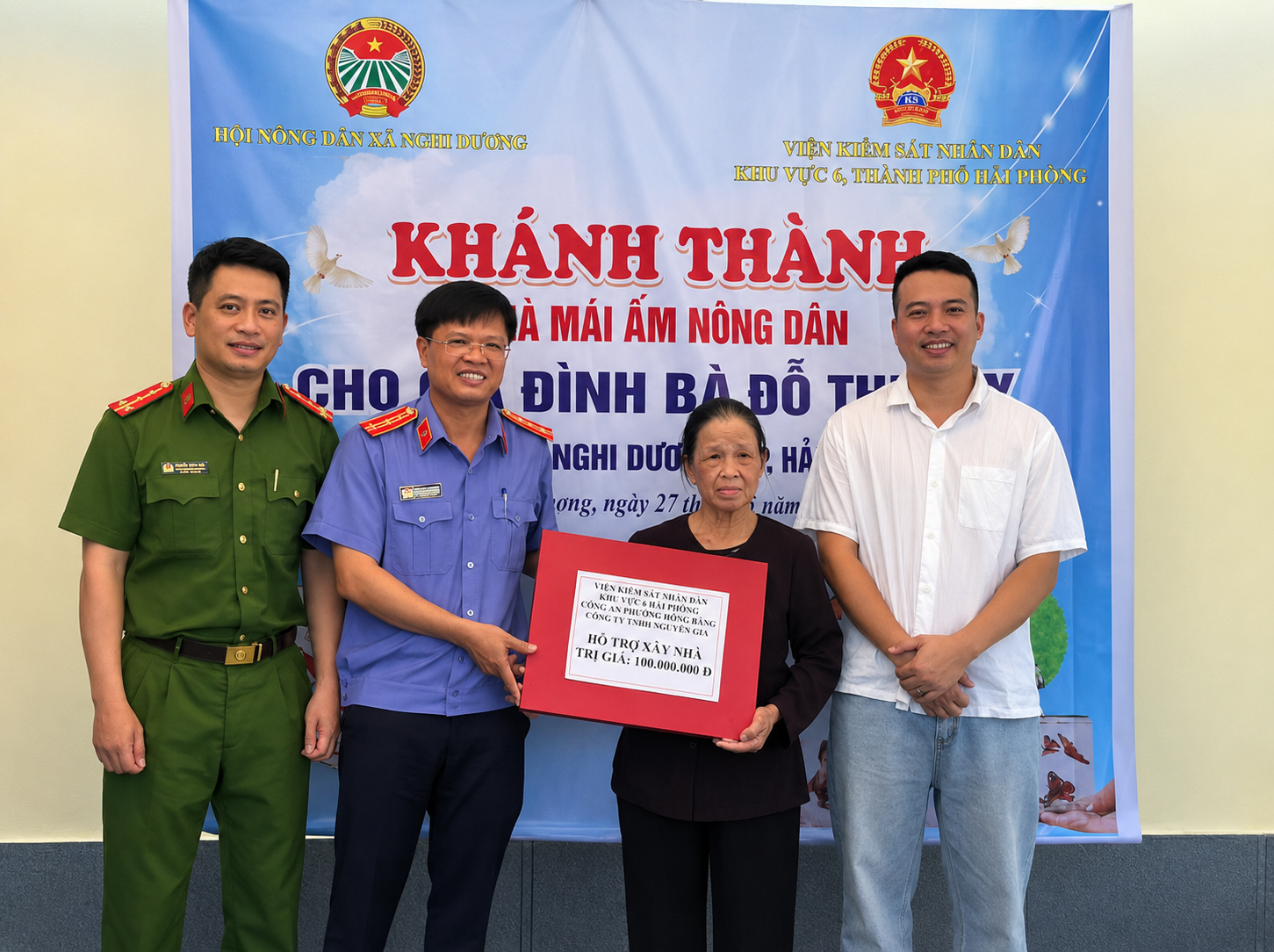 VKSND khu vực 6, TP Hải Phòng phối hợp bàn giao nhà tình nghĩa cho hộ khó khăn tại xã Nghi Dương
