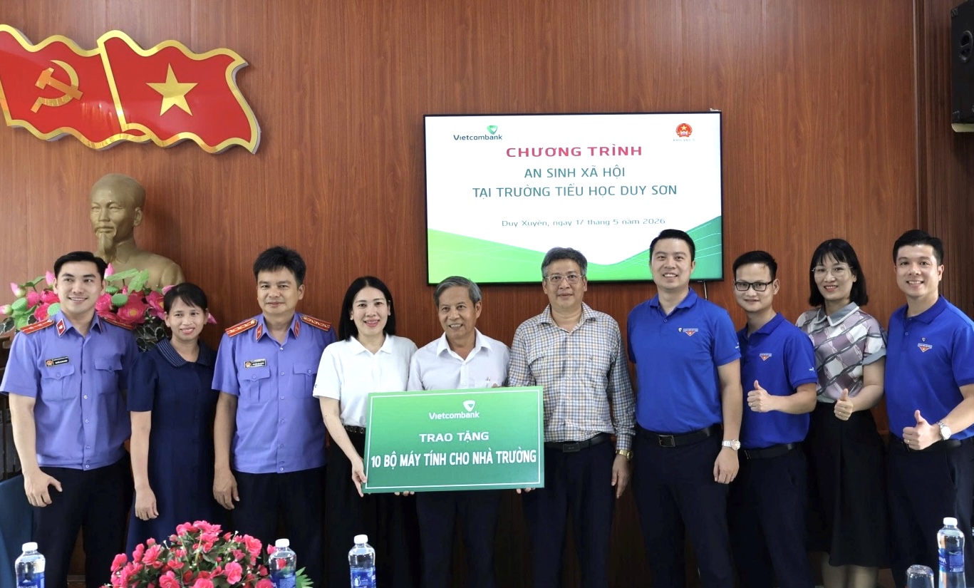 VKSND khu vực 5, TP Đà Nẵng phối hợp trao tặng quà cho các trường học