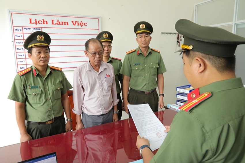 Khởi tố, bắt tạm giam chủ doanh nghiệp chứa 18 lao động cư trú trái phép