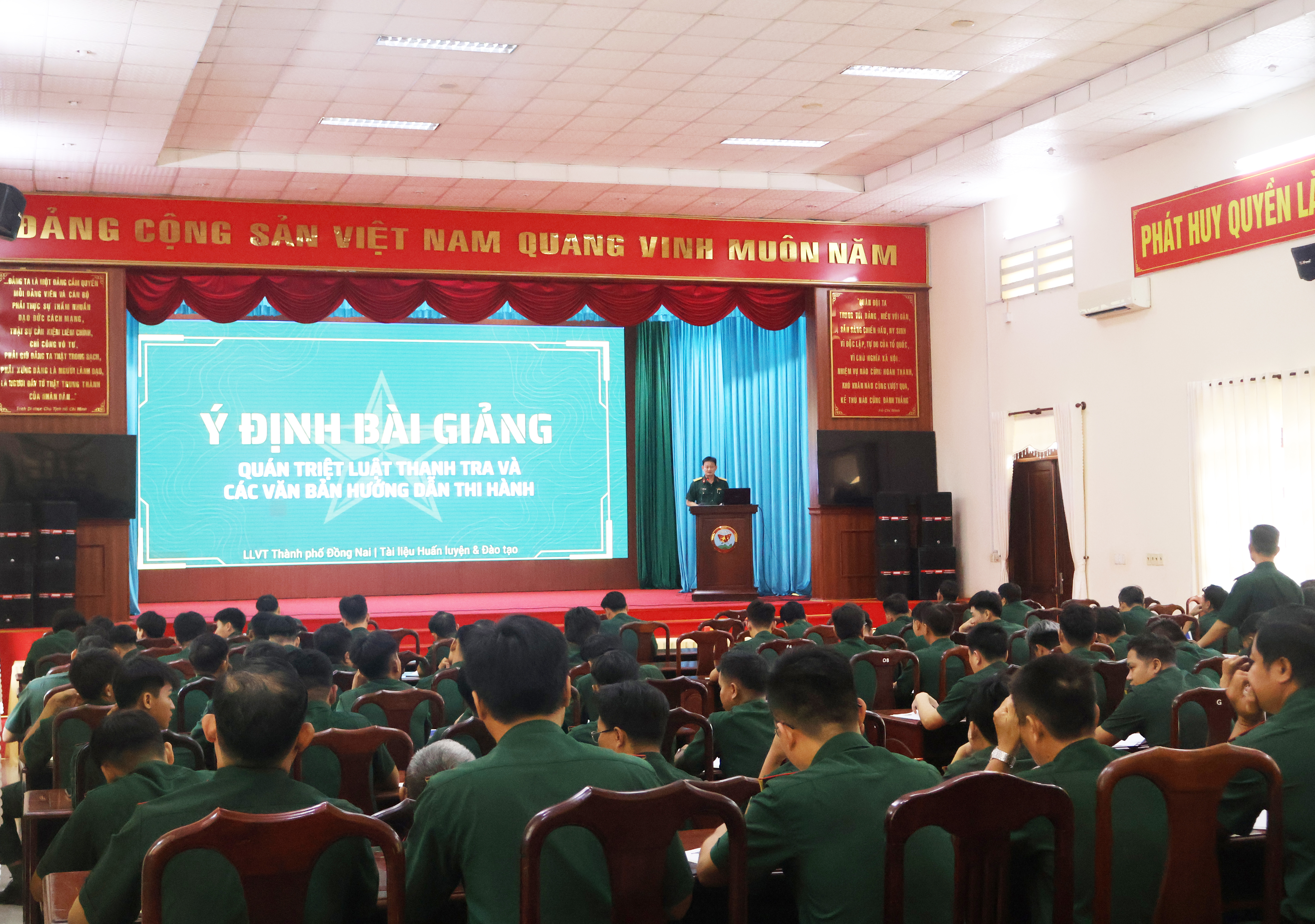 Viện kiểm sát Quân sự Khu vực 72 phối hợp phổ biến, giáo dục pháp luật tại Sư đoàn 302