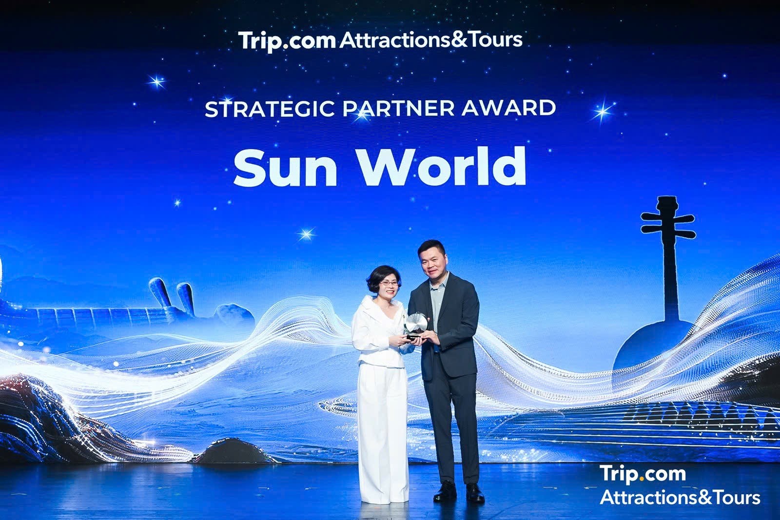 Sun Hospitality  Entertainment Group nhận giải thưởng cao nhất từ Trip com, khẳng định vị thế đối tác chiến lược toàn cầu