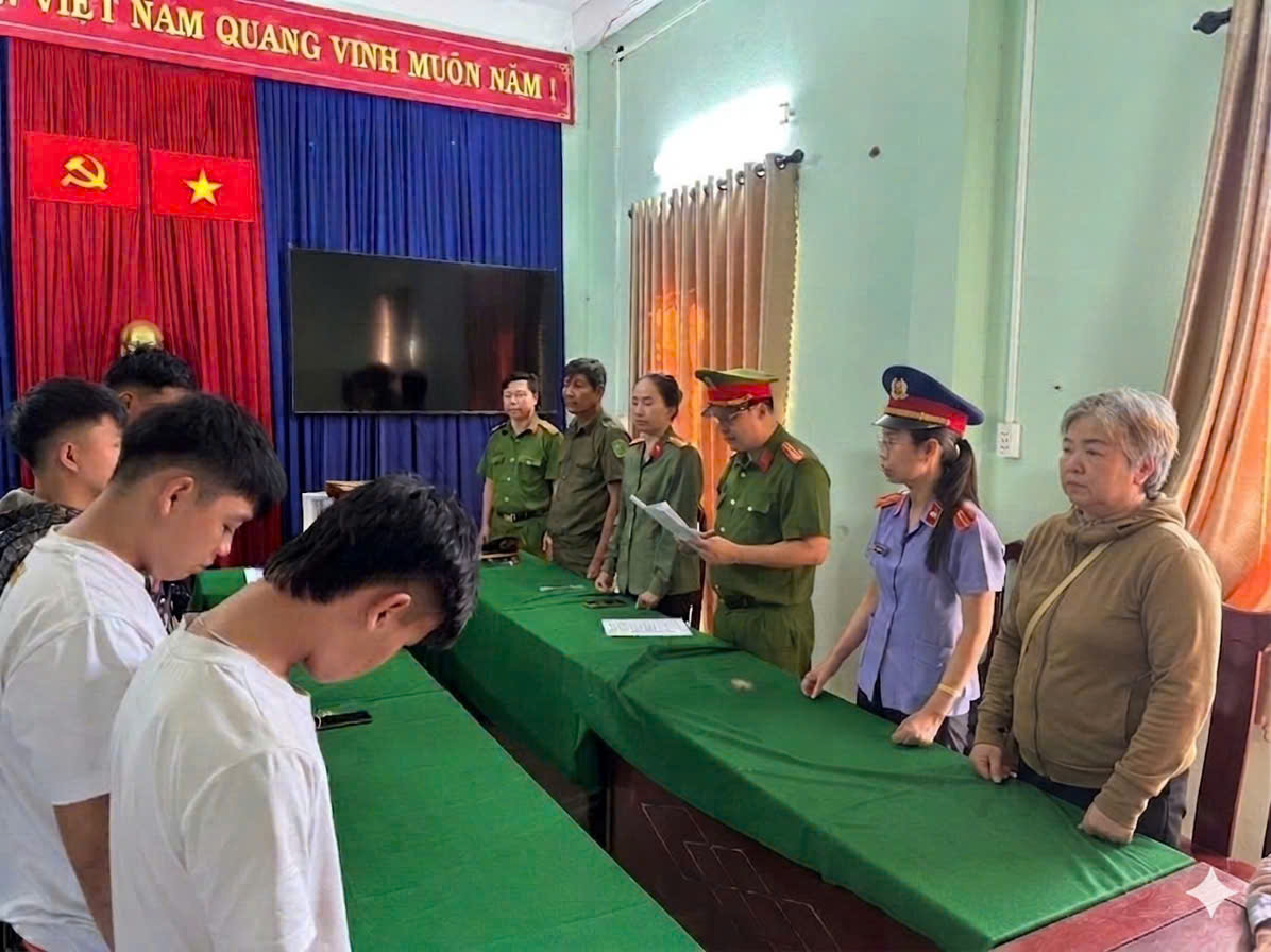 Thi hành Lệnh bắt bị can để tạm giam các bị can trong vụ án Mua bán trái phép chất ma túy