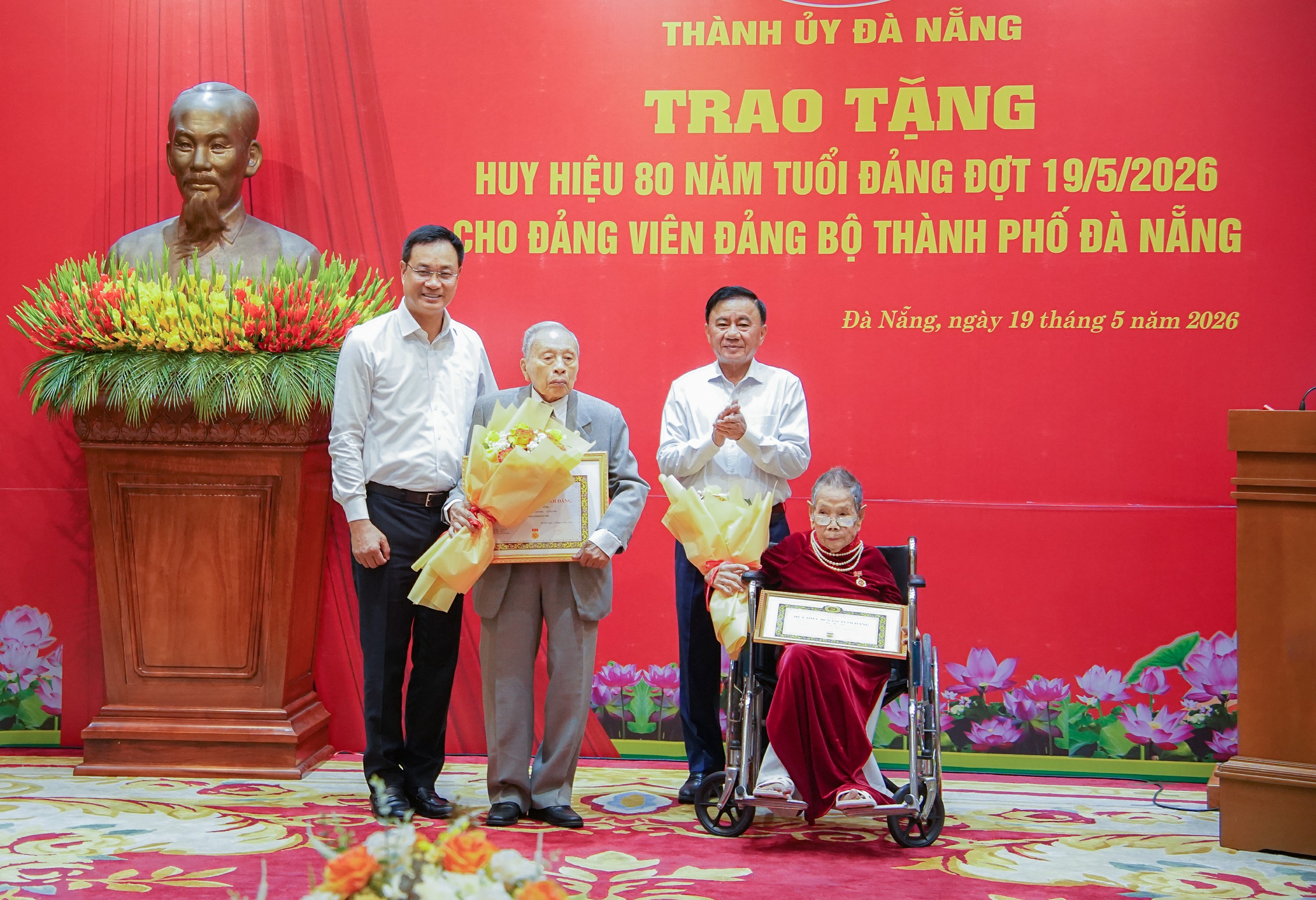 Kết luận của Bộ Chính trị về trao tặng Huy hiệu 80 năm tuổi Đảng trở lên