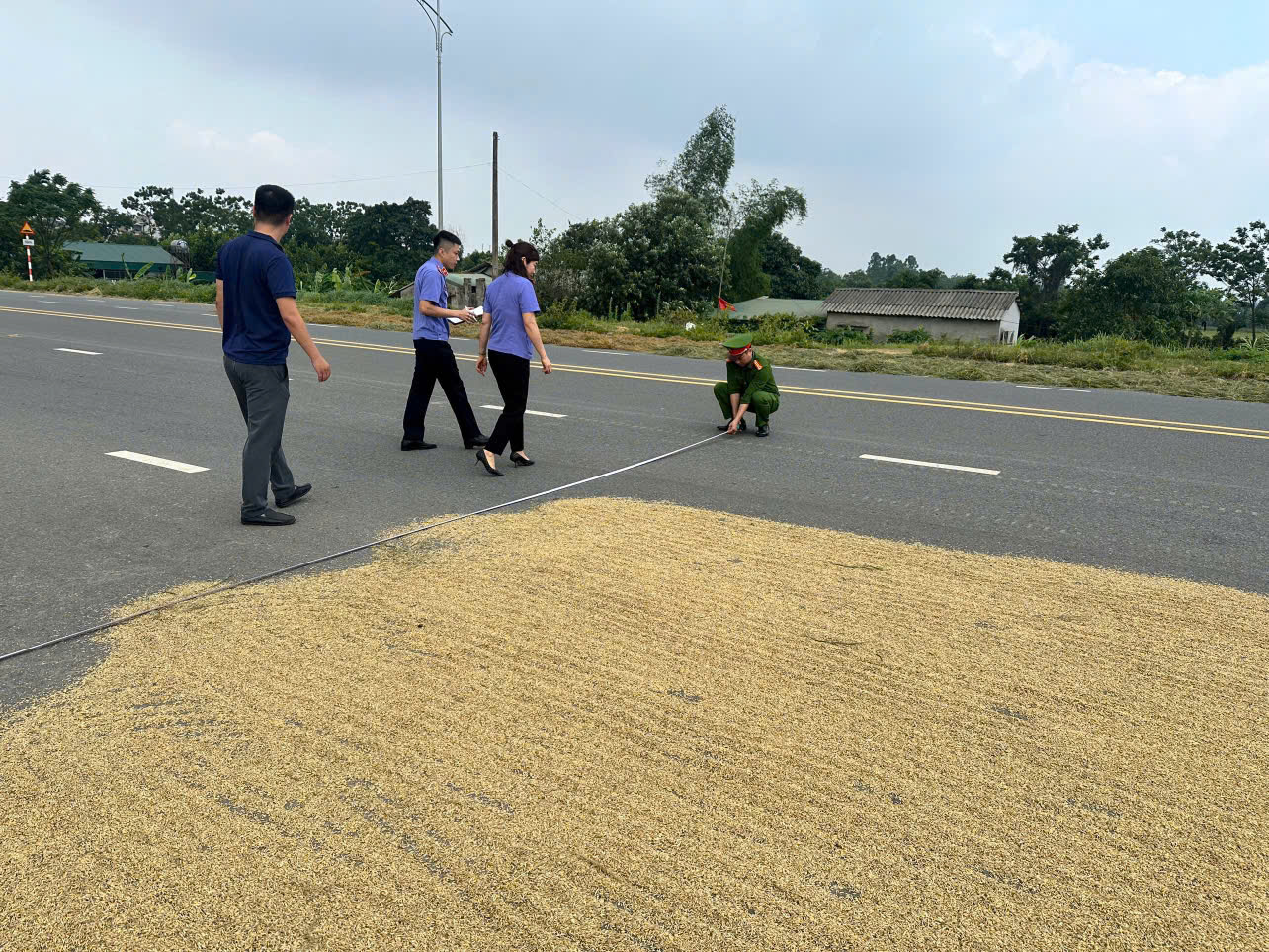 Người dân phơi thóc lấn chiếm đường giao thông, Viện kiểm sát kiến nghị phòng ngừa vi phạm