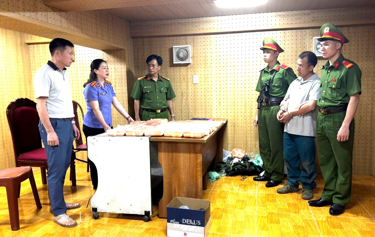 Bắt đối tượng vận chuyển 50 bánh ma túy, nổ súng chống trả lực lượng chức năng