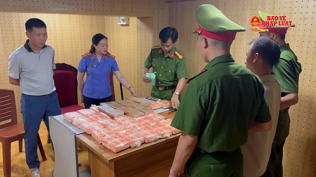 Bắt đối tượng vận chuyển 50 bánh ma túy, nổ súng chống trả lực lượng chức năng