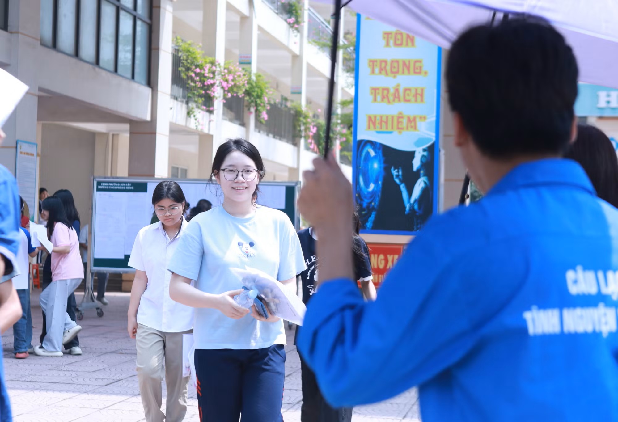 Thí sinh Hà Nội thở phào nhẹ nhõm sau môn thi cuối Kỳ thi tuyển sinh vào lớp 10 THPT