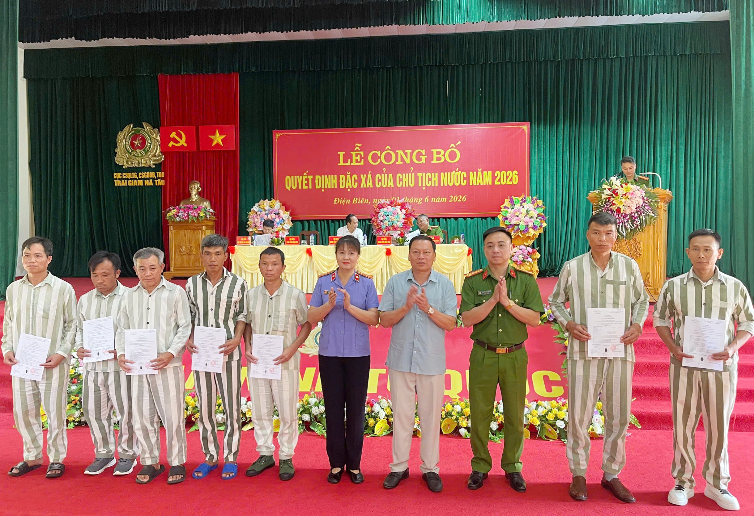 Trao quyết định đặc xá của Chủi tịch nước cho 36 phạm nhân ở Điện Biên