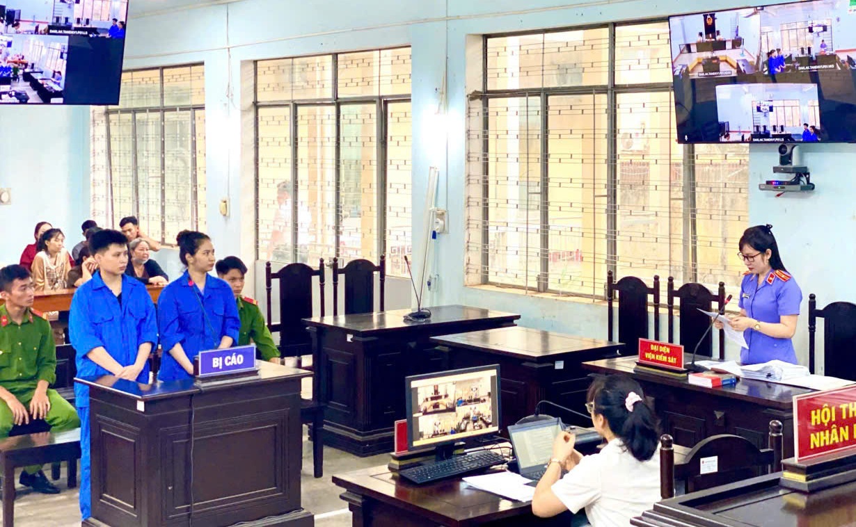 Xét xử trực tuyến 2 bị cáo mua bán trái phép chất ma túy ở Đắk Lắk