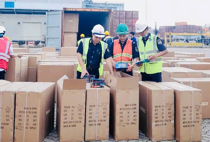 Hải quan phát hiện loạt vụ hàng hóa nghi giả mạo nhãn hiệu và không đủ điều kiện nhập khẩu
