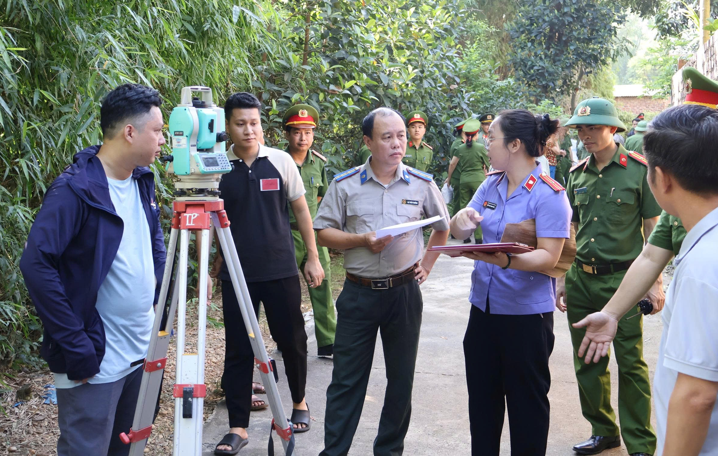 Kiểm sát cưỡng chế việc chuyển giao quyền sử dụng đất