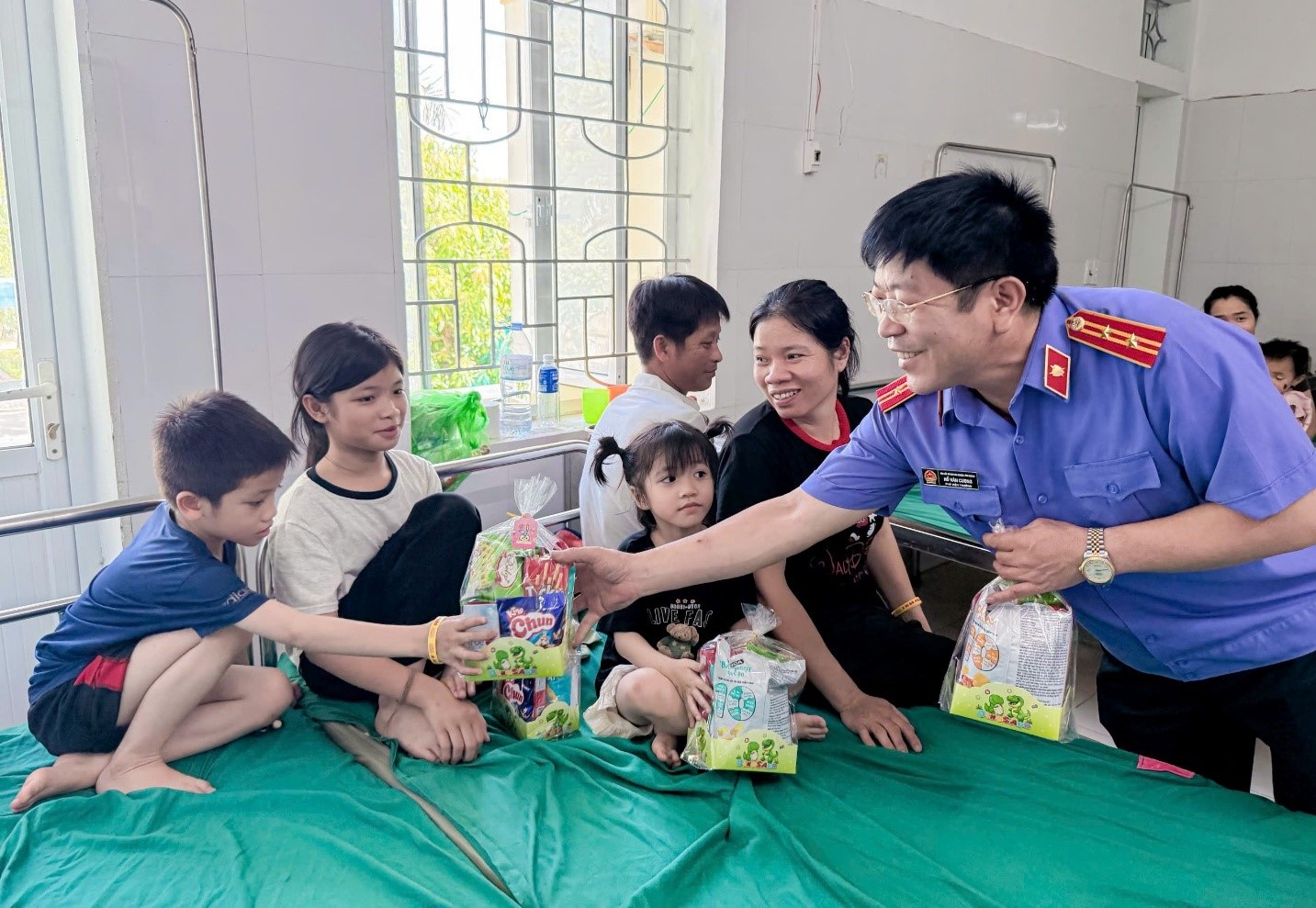 Chi đoàn VKSND khu vực 4, tỉnh Nghệ An tặng quà cho bệnh nhi nhân ngày 1 6