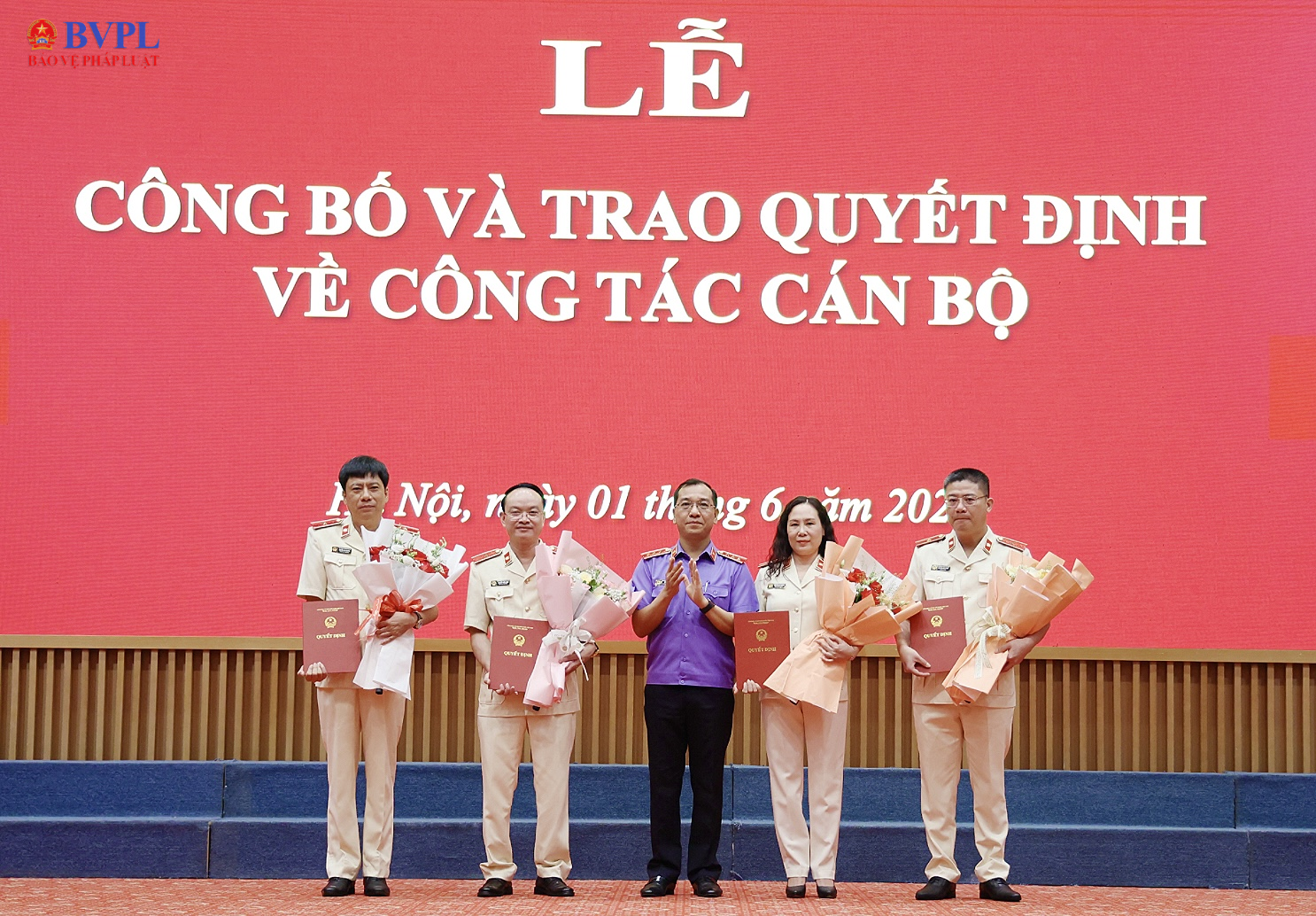 Công bố, trao Quyết định của Viện trưởng VKSND tối cao về công tác cán bộ