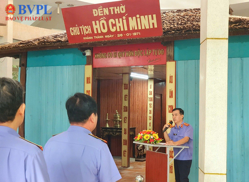 Chi bộ VKSND Khu vực 10 tỉnh Vĩnh Long về nguồn, giáo dục truyền thống cách mạng