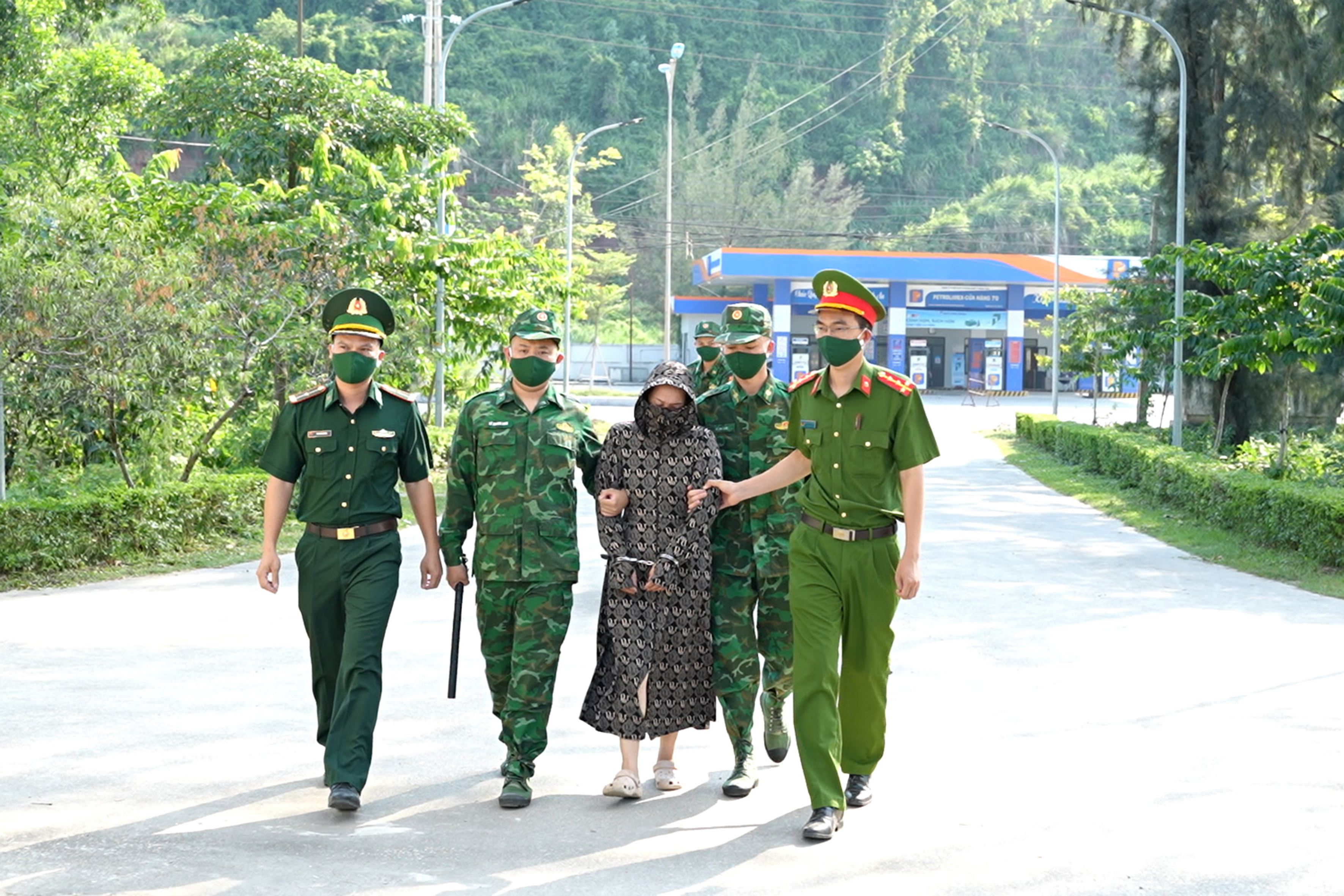 Bắt giữ đối tượng tàng trữ trái phép vật liệu nổ