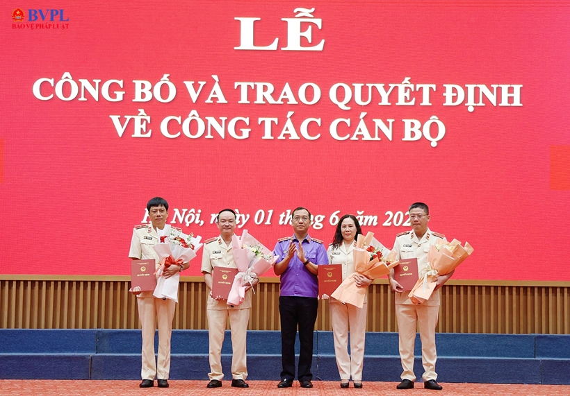 Công bố, trao Quyết định của Viện trưởng VKSND tối cao về công tác cán bộ