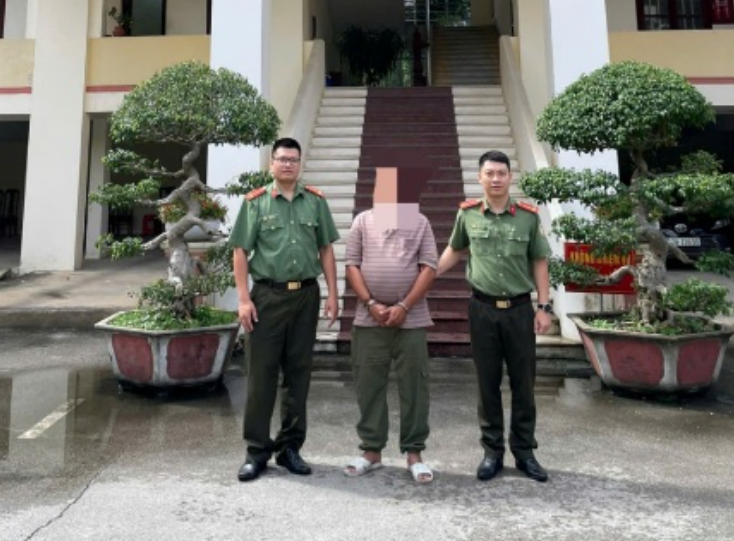 Phát hiện, bắt giữ đối tượng truy nã khi làm thủ tục xuất cảnh