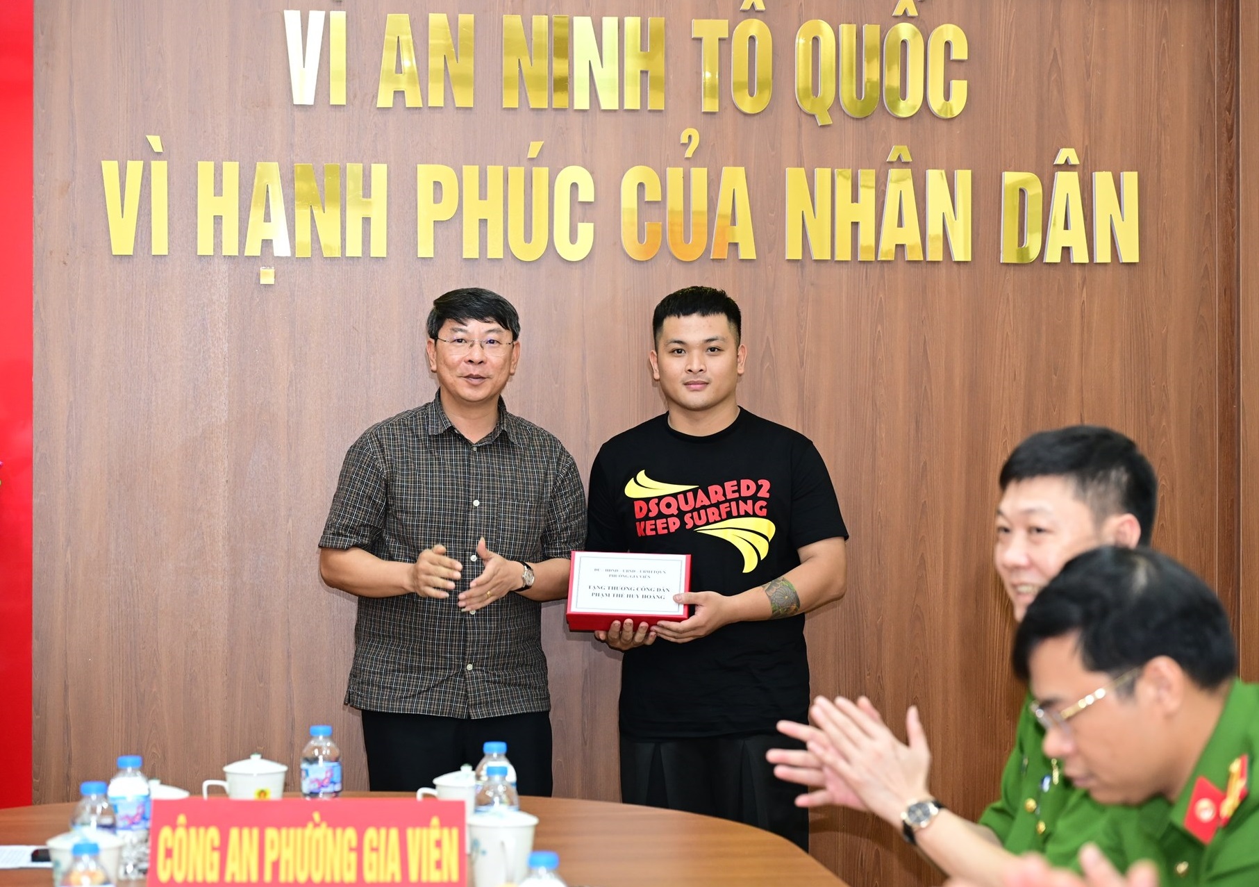 Khen thưởng nam thanh niên dùng bình cứu hỏa ngăn đối tượng cầm dao tấn công phụ nữ