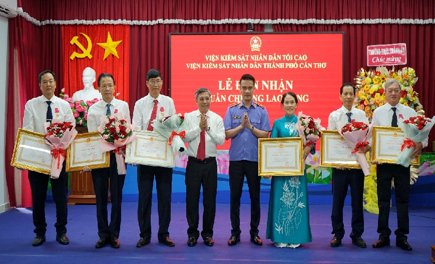 VKSND thành phố Cần Thơ tổ chức đón nhận Huân chương Lao động cho các đồng chí nguyên lãnh đạo