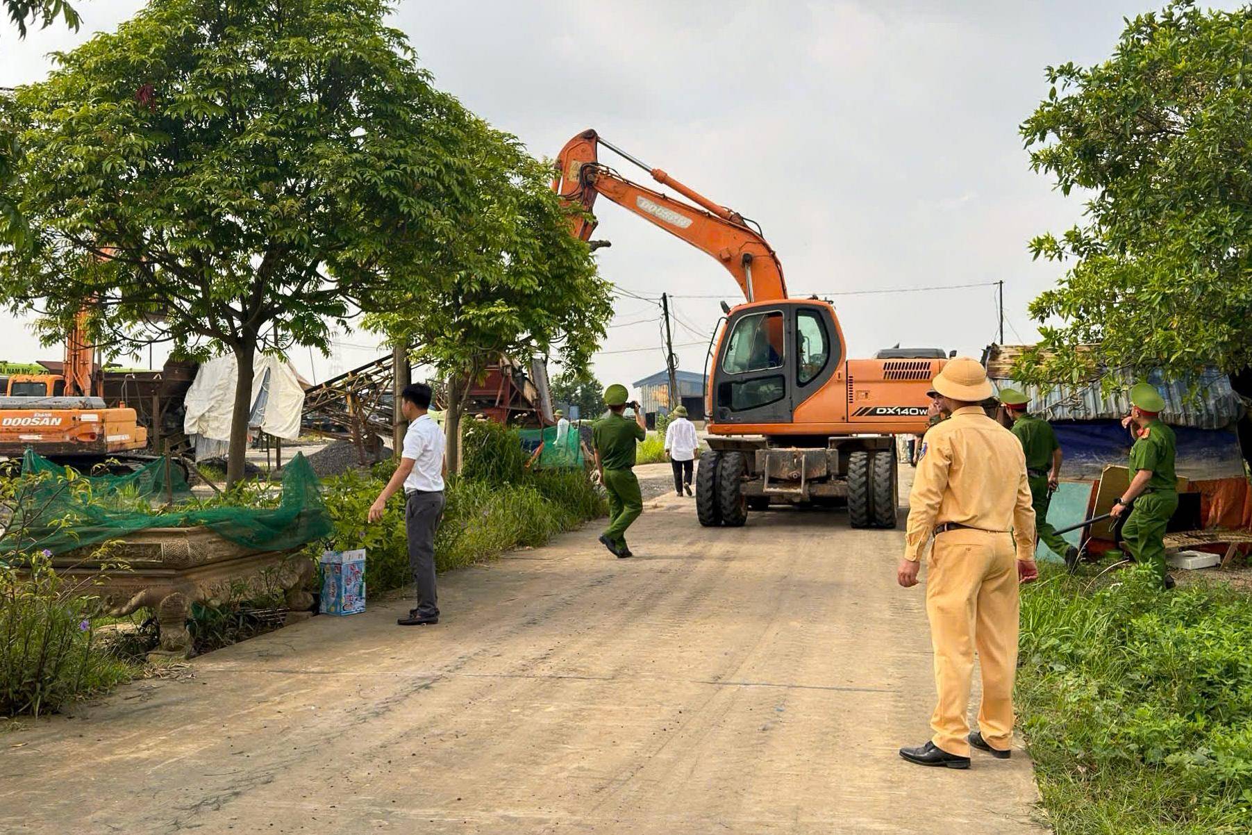 Xử lý 6 bến vật liệu xây dựng không phép ven sông