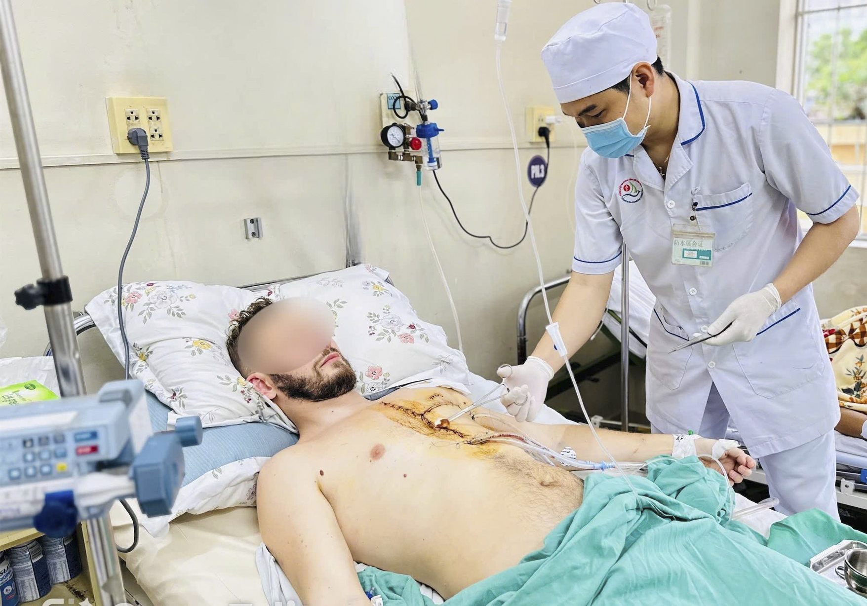 Cứu sống bệnh nhân nước ngoài thủng tim, mang nhóm máu cực hiếm