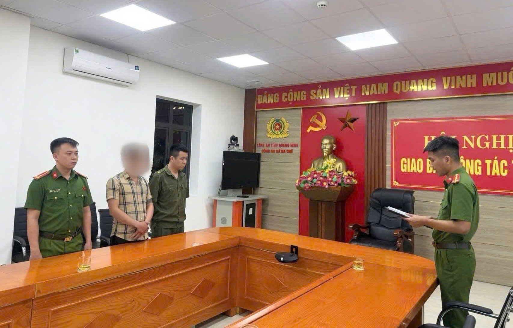 Khởi tố đối tượng dùng chứng chỉ vận hành máy xúc giả để xin việc