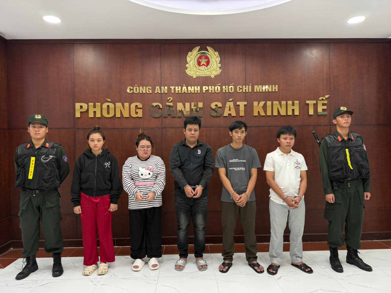 Khởi tố, bắt tạm giam 2 vợ chồng và 3 nhân viên sản xuất dép giả, thu lợi hàng chục tỉ đồng