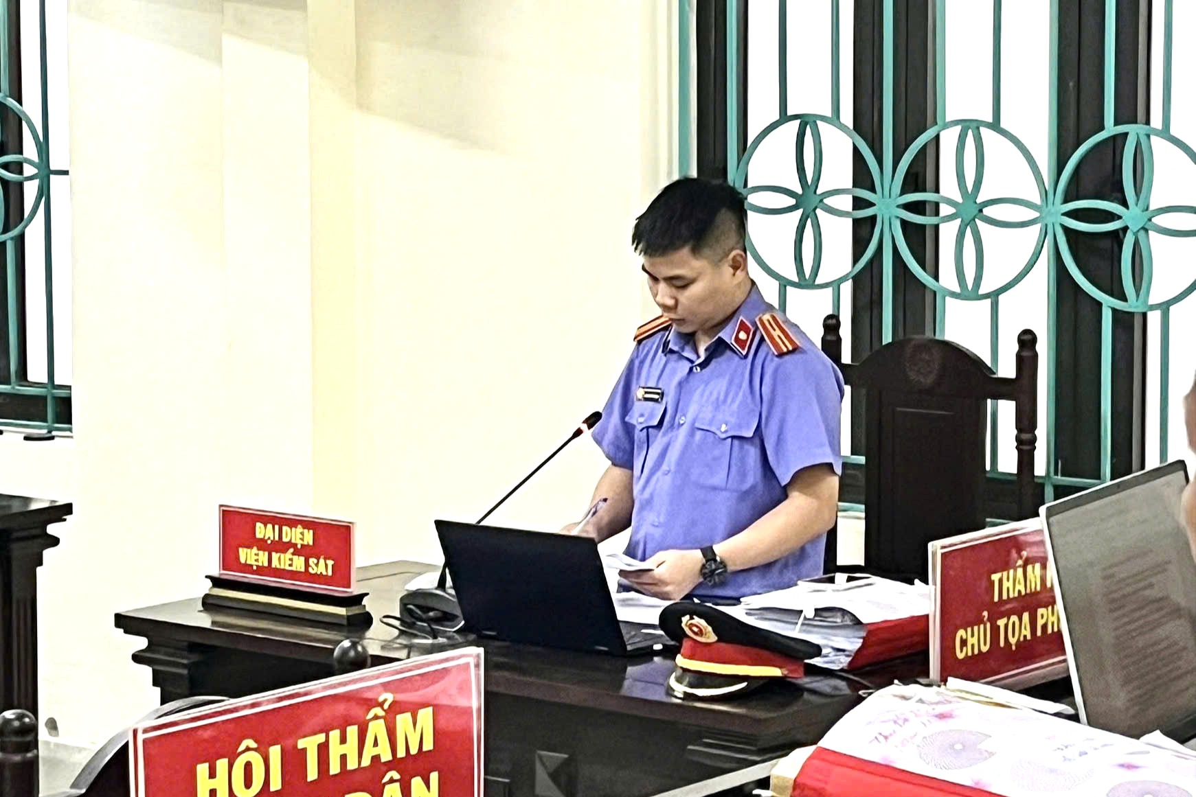 Rủ nhau đánh bài ăn tiền, 8 bị cáo lĩnh án