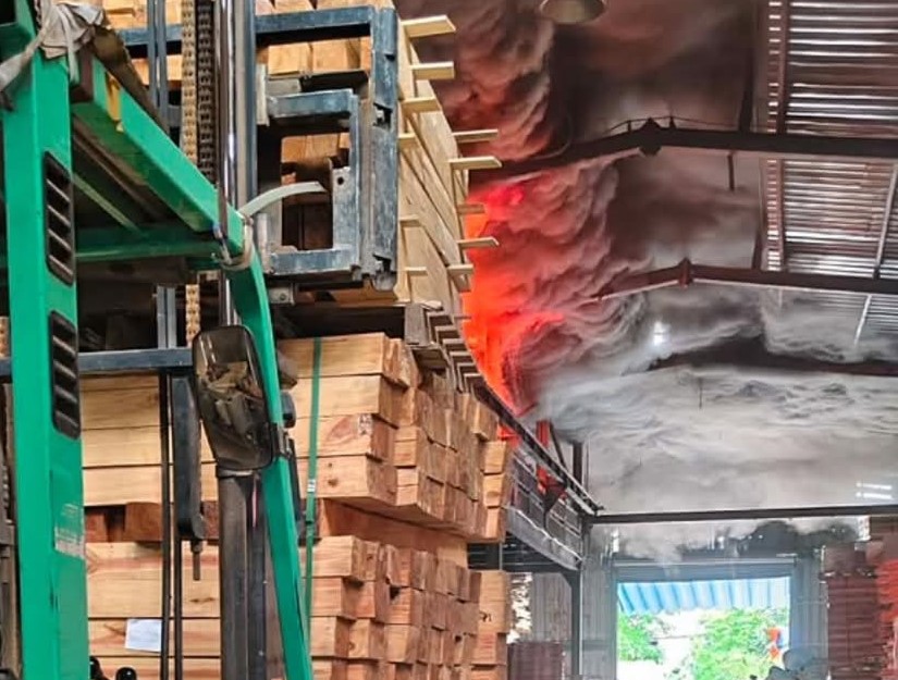Kịp thời dập tắt đám cháy tại một xưởng gỗ ở TP Hải Phòng