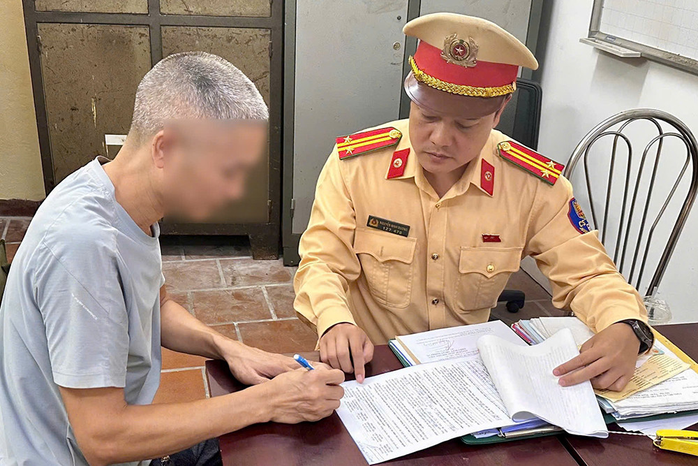 Xử phạt tài xế xe tải làm rơi bùn đất xuống đường khiến 2 xe máy trượt ngã