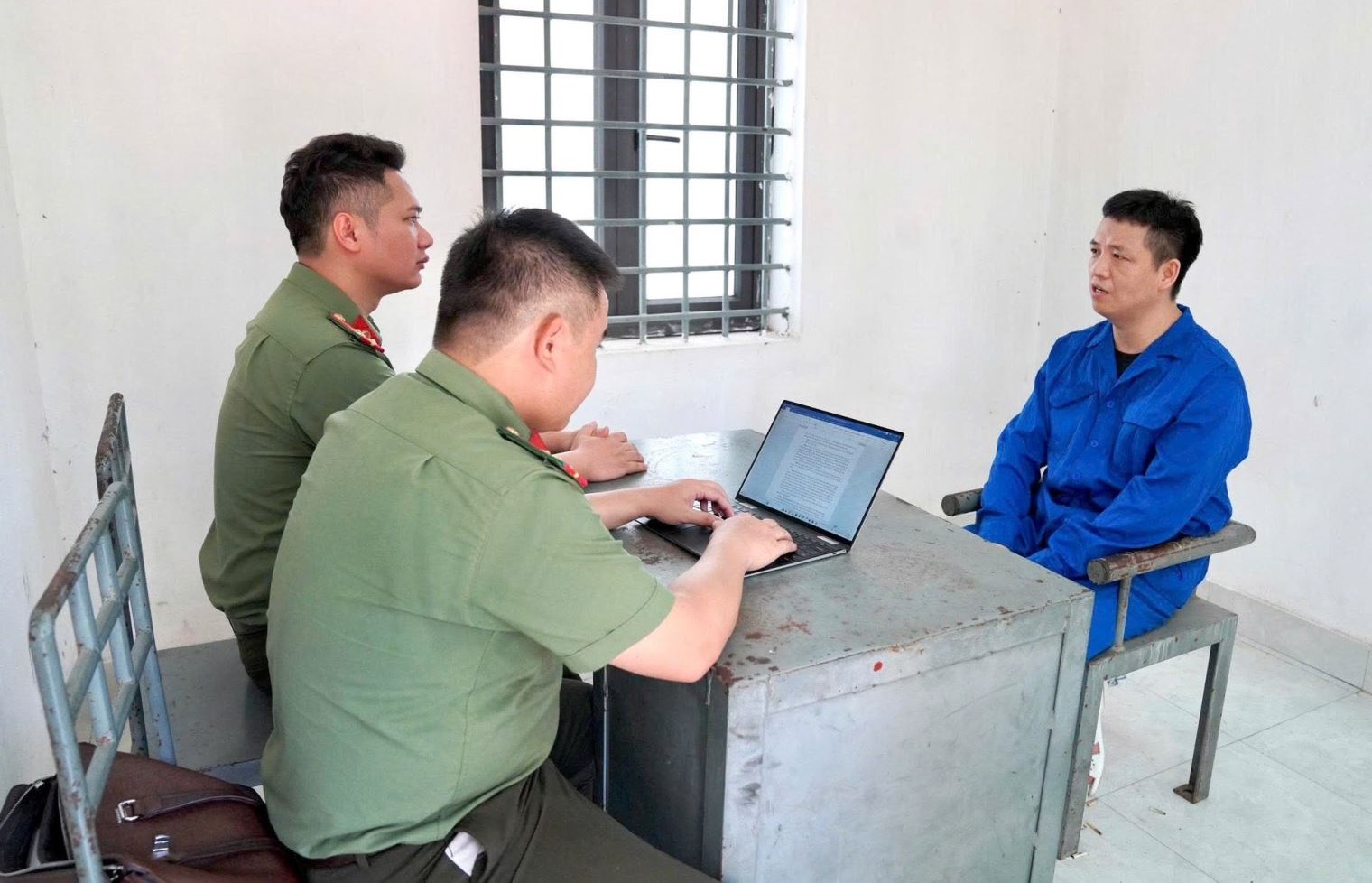 Phá đường dây mua bán vũ khí quân dụng ngụy trang dưới dạng “súng thông bồn cầu”