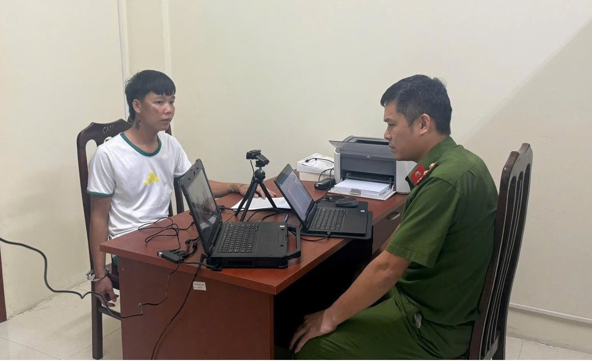 Bị kiểm tra, hai thanh niên lạng lách đâm thẳng vào cán bộ Cảnh sát giao thông