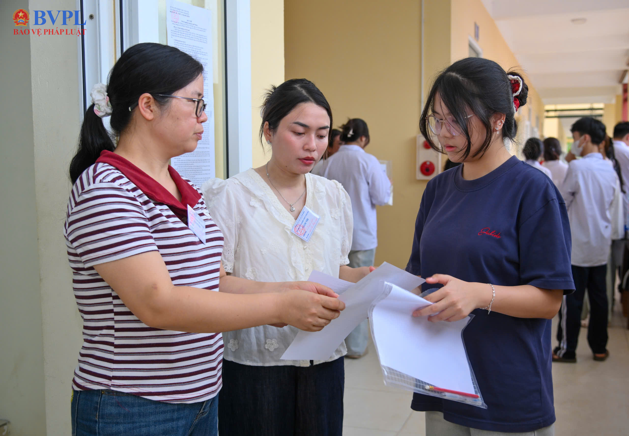 Trước giờ G kỳ thi THPT 2026 Gần 99 thí sinh đến làm thủ tục dự thi