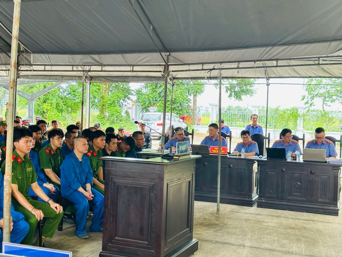 Xét xử chủ quán karaoke Crown và 52 bị cáo liên quan đến ma túy
