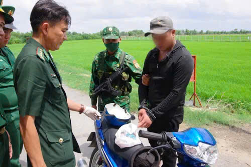 Triệt phá vụ vận chuyển ma túy qua biên giới, bắt giữ 2 đối tượng