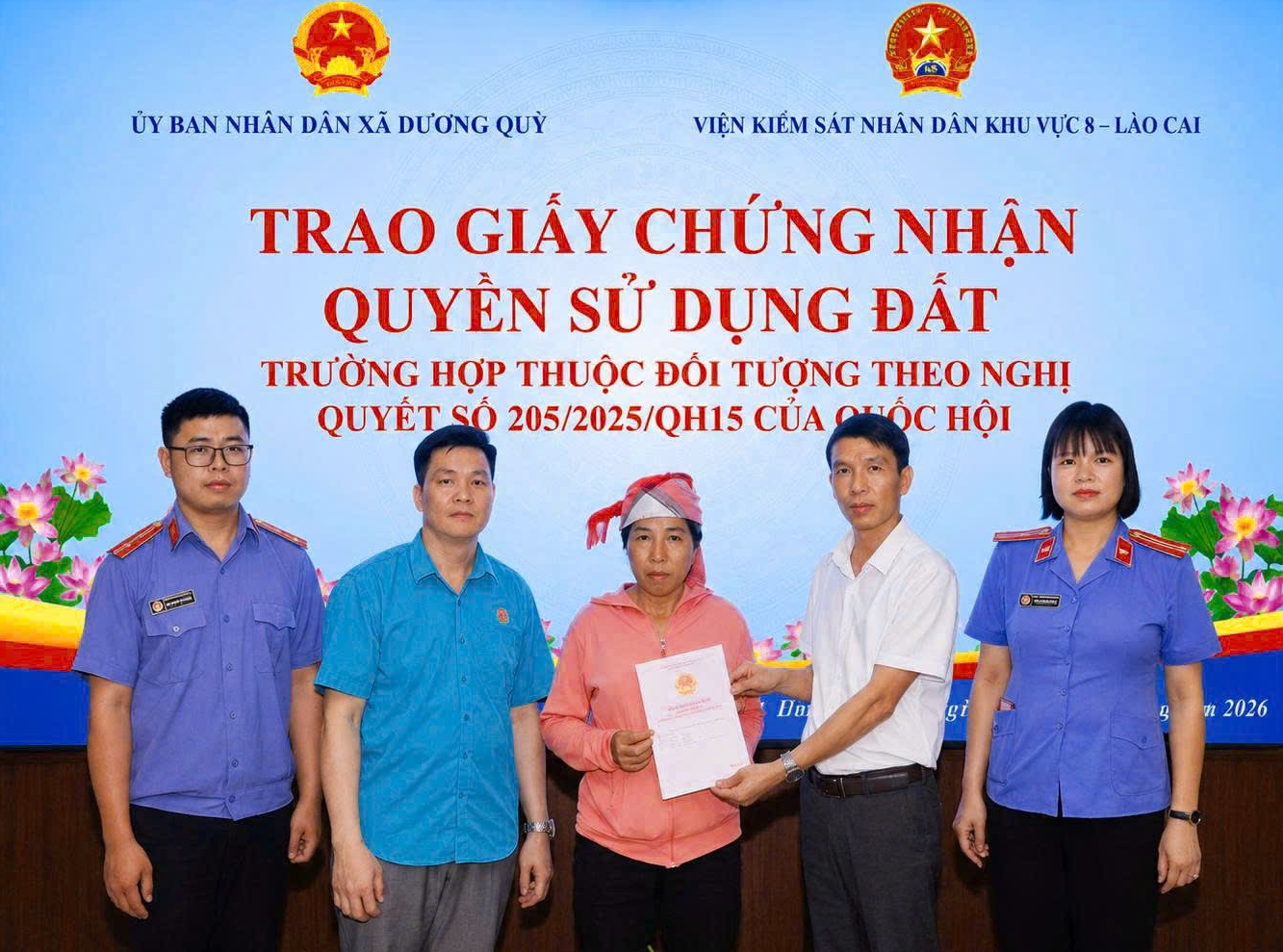 VKSND khu vực 8, tỉnh Lào Cai giúp hộ dân thuộc nhóm dễ bị tổn thương được cấp “sổ đỏ”
