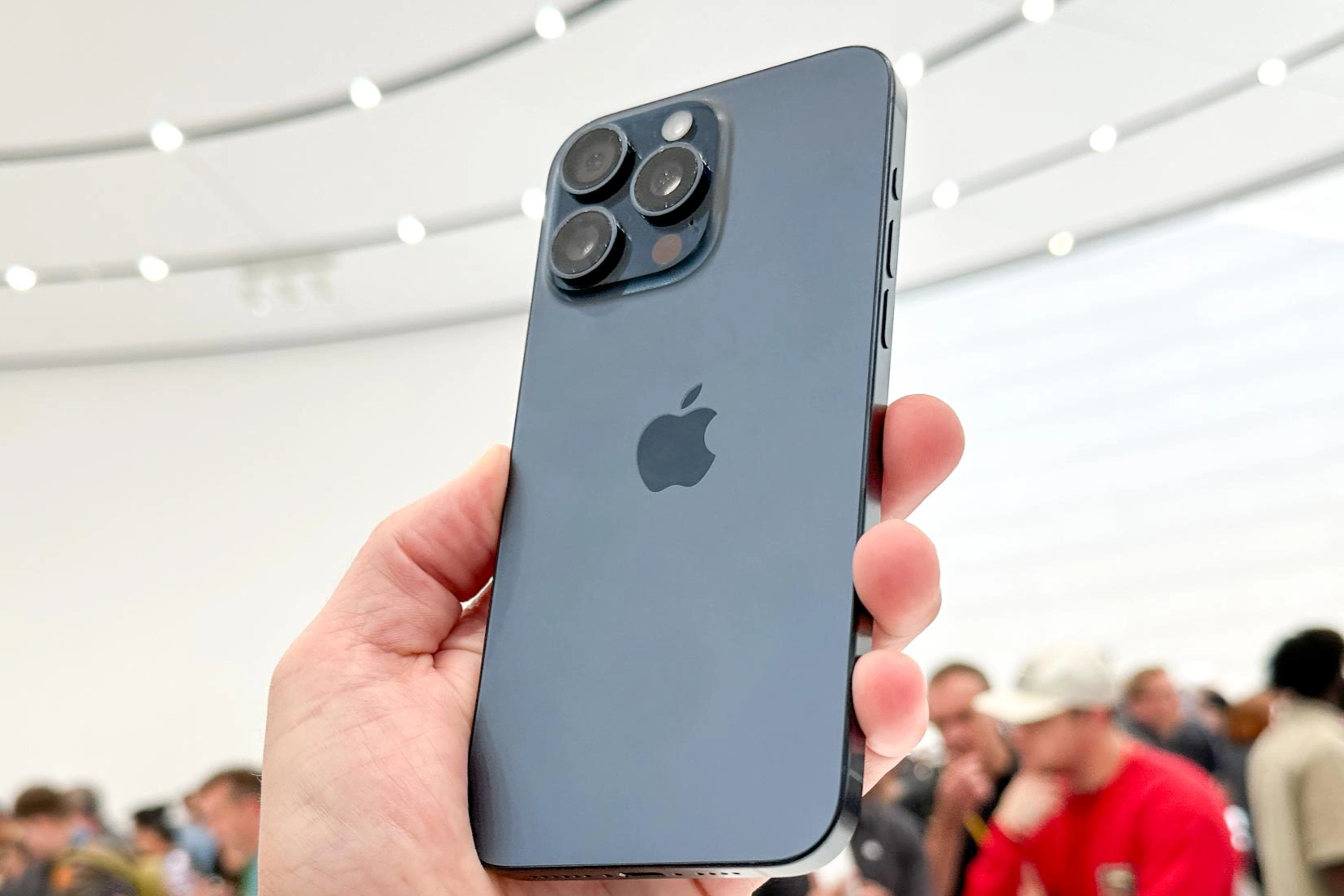 Truy tố nhân viên bán điện thoại lừa hơn 2,6 tỉ đồng bằng chiêu bán iPhone giá nội bộ