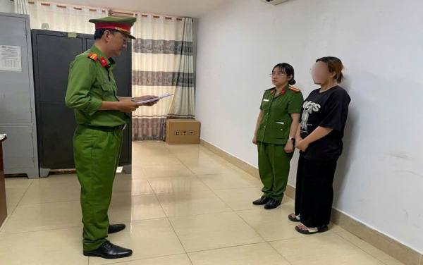 Khởi tố, bắt tạm giam người mẹ ở Cà Mau đánh con ruột dẫn đến tử vong