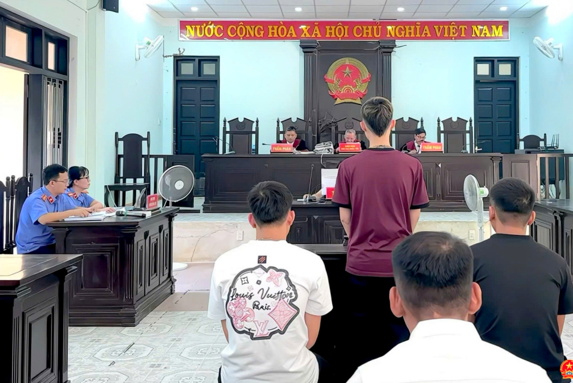 Tòa án chấp nhận toàn bộ kháng nghị của Viện kiểm sát, buộc 3 bị cáo chấp hành án tù giam