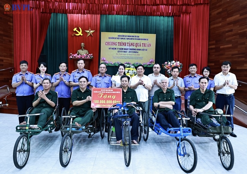 Tặng quà cho người có công với cách mạng nhân dịp kỷ niệm 79 năm ngày Thương binh - Liệt sĩ