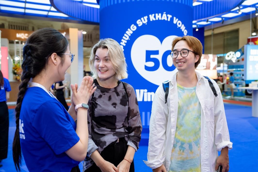 Gian hàng Vinamilk thu hút đông đảo khách tham quan tại triển lãm sữa 2026